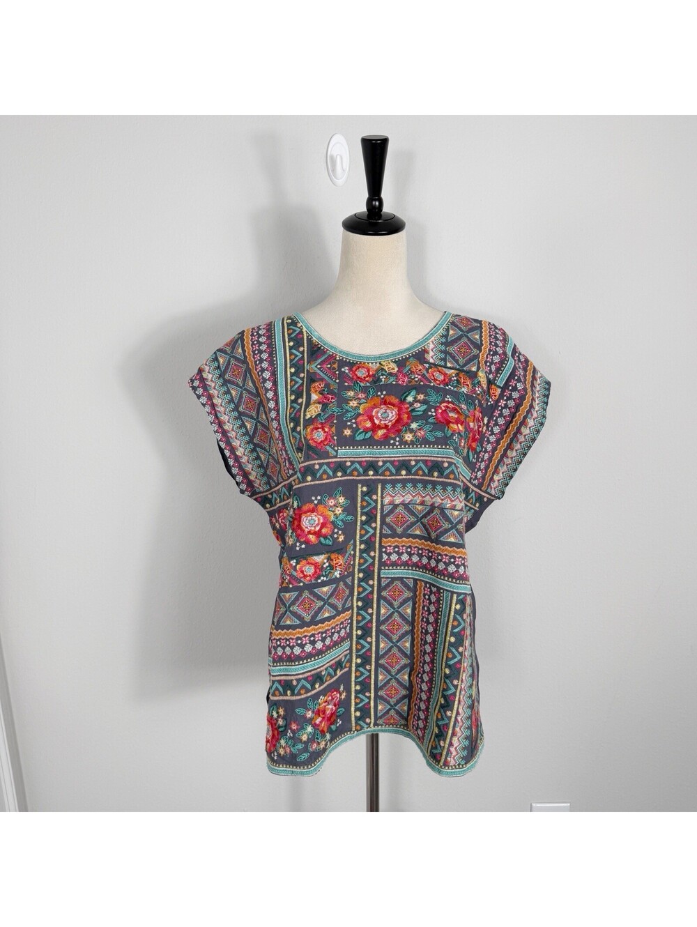Savannah Jane Cap Sleeve Floral Embroidered Southwestern Boho Rayon Top Size M - Picture 2 of 8